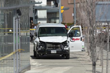 Toronto, 9 morti e 16 feriti, furgone piomba sui passanti.