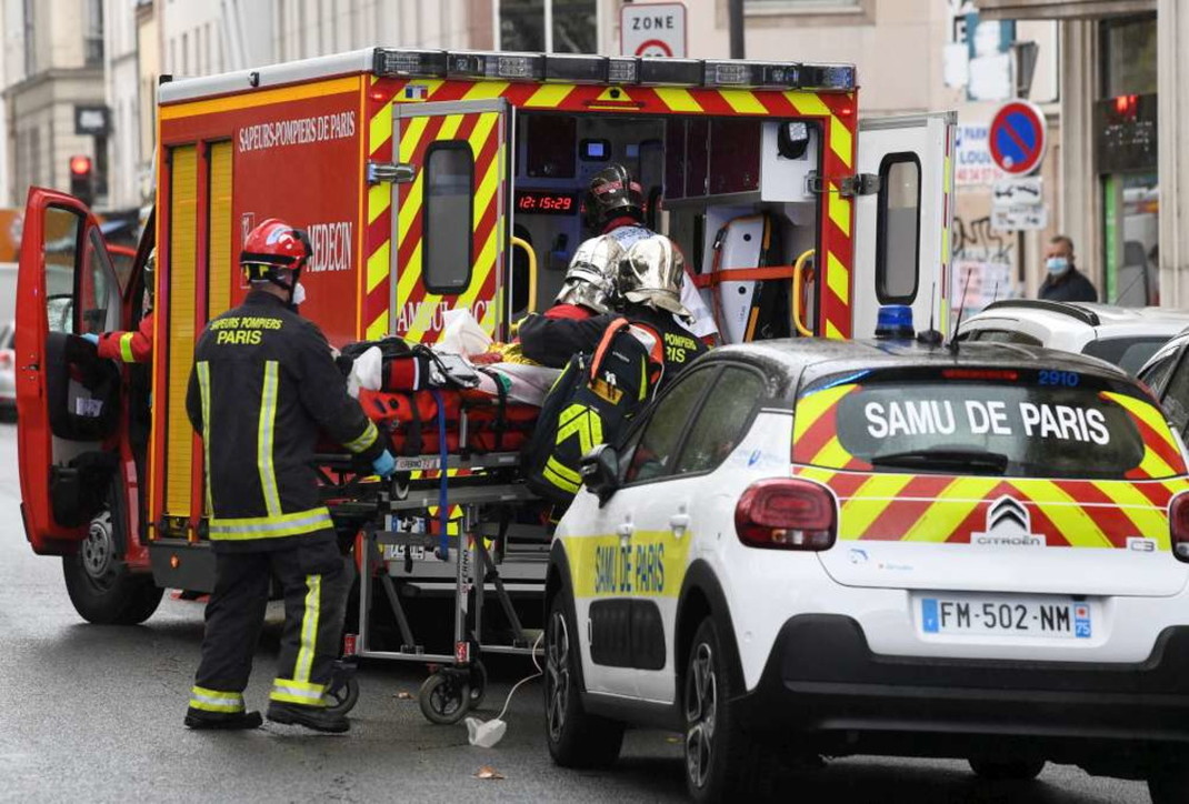 Attentato a Parigi, quattro persone accoltellate