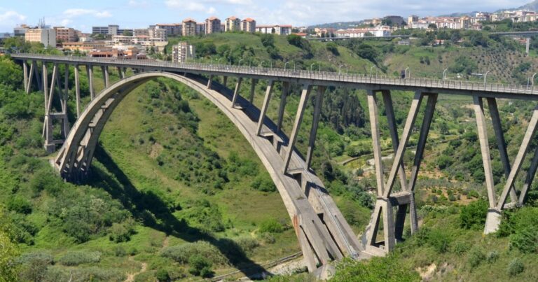 “Con questi materiali casca tutto”, quattro arresti a Catanzaro per il ripristino del ponte Morandi. VIDEO